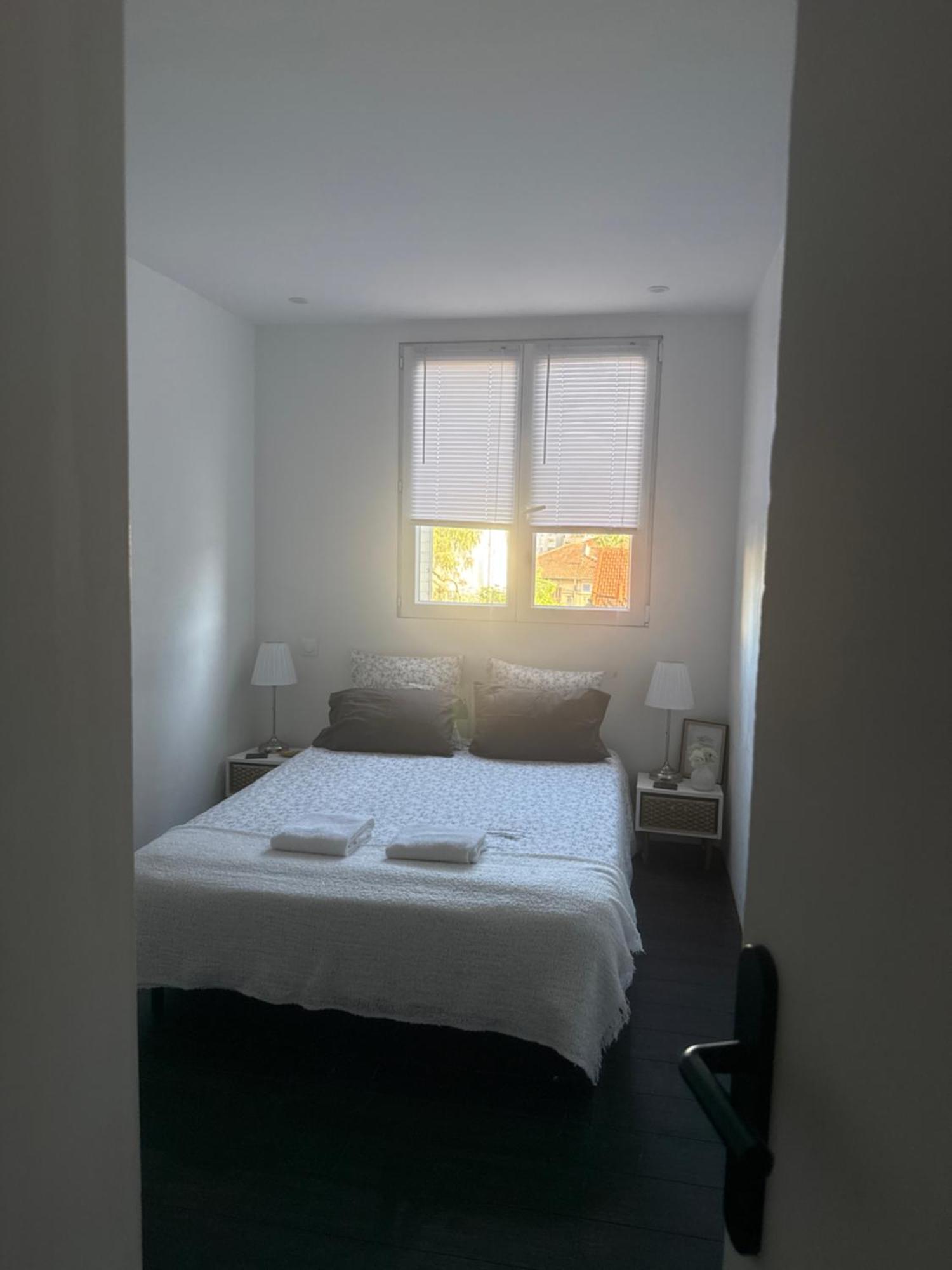 Séjour chez l'habitant Location De Privee Dans Securisee Privee,parking Gratuit , 1 Minute Du Tramway, A 9 Minute Du Centre Ville, Accessible A Plusieurs Transports Nice
